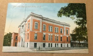 VINTAGE USED 1913 PENNY  POSTCARD NEW CITY HALL GRAND FORKS N.DAK. CREASED