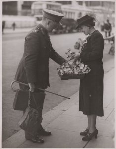 Lt General WW2 Buys A Rose Large 9x7 London Press Photo