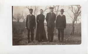 US    PC1567  RPPC -  WOMEN & 3 MEN DRESSED UP  EARLY 1900'S