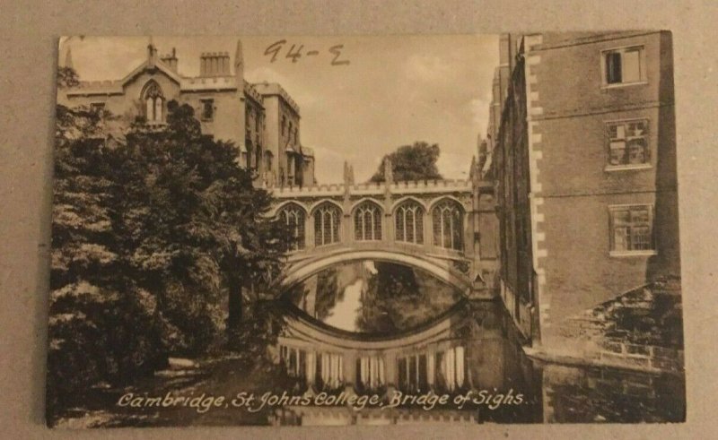 VINTAGE  POSTCARD UNUSED CAMBRIDGE, ST JOHN'S COLLEGE, BRIDGE OF SIGHS ENGLAND