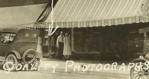 Mason City IOWA RPPC c1920 ADVERTISING Roberts PHOTOGRAPHY STUDIO Quality Photos