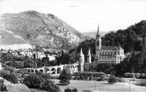 B104709 France Lourdes La Basilique et le Pic du Jer Basilica