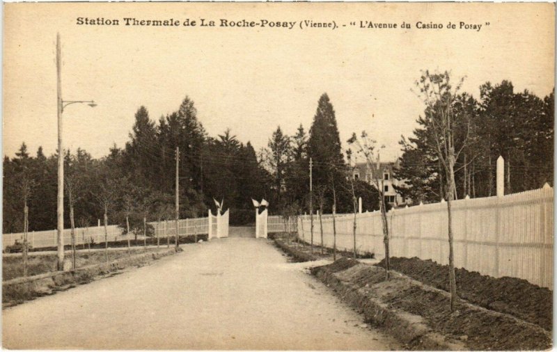 CPA Station Thermale de La Roche-Posay - L'Avenue du Casino de Posay (111674)