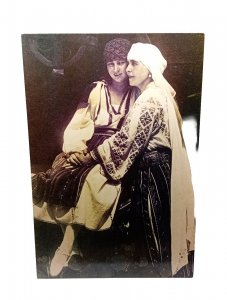 Romania Queen Maria & Princess LLeana By Well In Castle Courtyard Repro Postcard