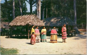 postcard Florida Native American - Seminole Indians at Ross Allen's Reptile Inst