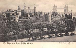 B85403 the tower of london and tower bridge chariot    london uk