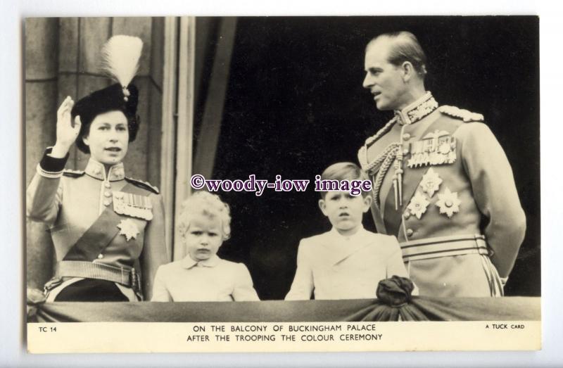 r2667 - Queen Elizabeth II & Duke of Edinburgh & Children on Balcony - postcard