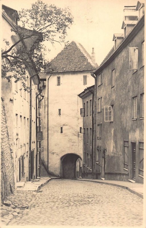 A084 Estonia Tallin Pikkjalg Langer Demberg Citadel coble street postcard