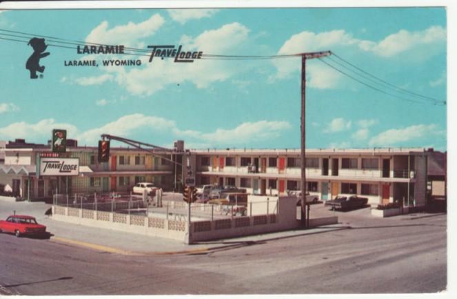 WY   LARAMIE   TRAVELODGE  MOTEL  postcard