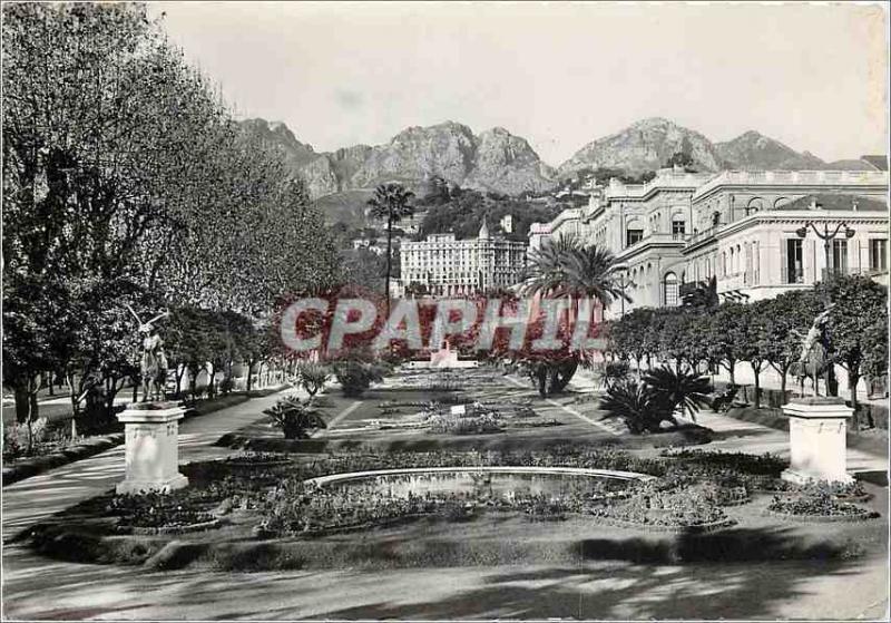 CPM Menton Les jardins publics Au fond le Palais Lutetia 