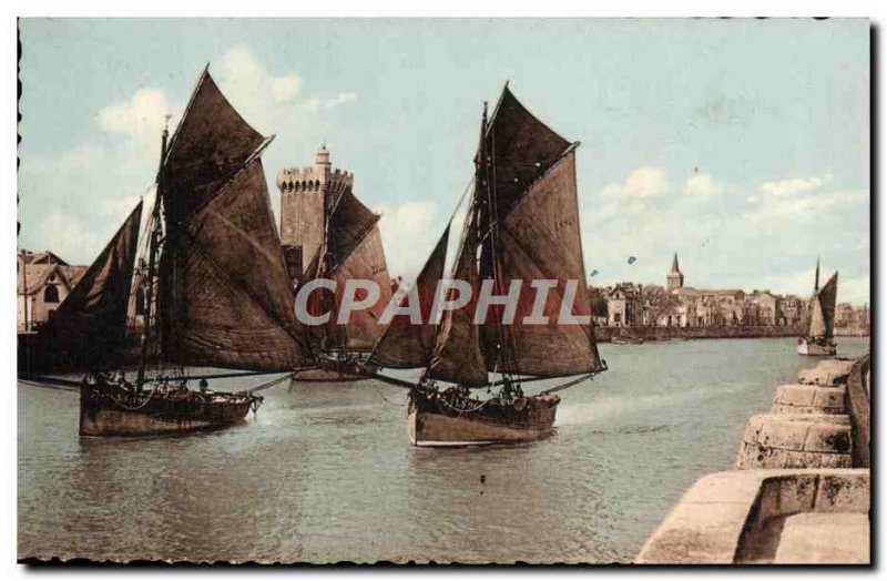 Old Postcard Les Sables d & # 39Olonne tuna Departure for fishing boats