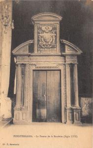 B93445 la puerta de la sacristia  fuenterrabia  spain