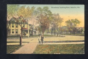 SEDALIA MISSOURI BROADWAY STREET SCENE RESIDENCE MO. VINTAGE POSTCARD