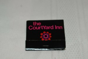 The Courtyard Inn Chicago Illinois 30 Strike Matchbook