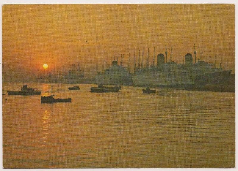 Liners + Cargo - Southampton Docks - Post Card - Unused