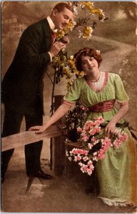 Romantic Couple Vintage Postcard C003