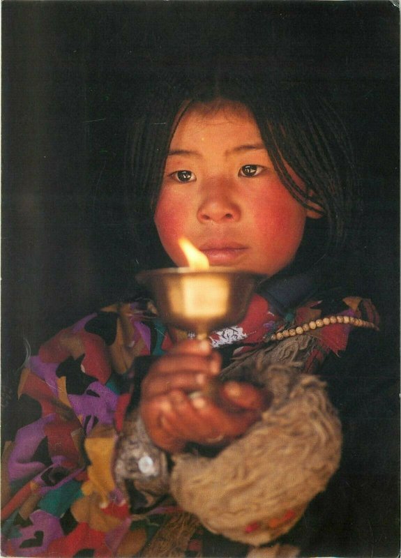 Fillette dans le temple du Jokhang Lhassa Tibet photo Olivier Follmi postcard