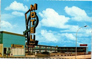 Postcard SK Saskatoon Airliner Idylwyld Motel Restaurant Classic Cars 1960s K50