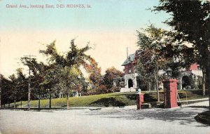 DES MOINES, Iowa IA  GRAND AVENUE~East  LARGE HOME~Street Scene  1911 Postcard