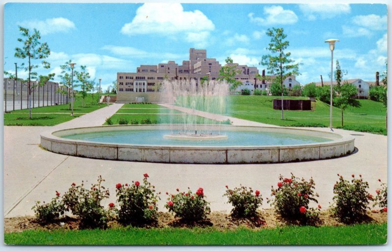 Postcard - Fountain-Mall-Hospital - University of Missouri - Columbia, Missouri 