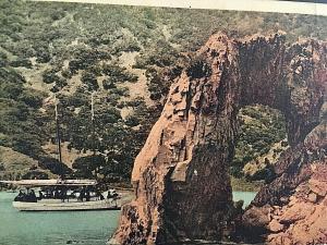 Postcard  Boat passing Arch Rock,Santa Catalina Island, CA.  T2