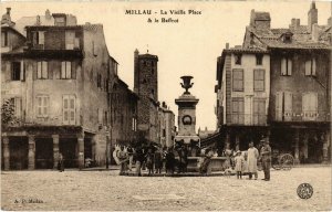 CPA MILLAU - La Vieille Place & le Beffroi (113201)