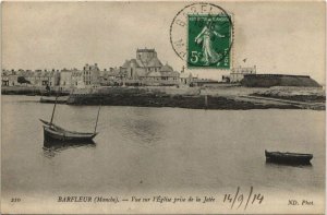 CPA BARFLEUR - vue sur l'Église prise de la Jetée (149743)