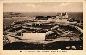 CPA Roscoff- Viviers a homards, Au fond le Fort Bloscon FRANCE (1026182)