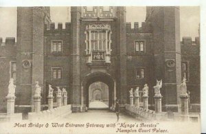 Middlesex Postcard - Moat Bridge & Entrance Gateway - Hampton Court PalaceTZ6393