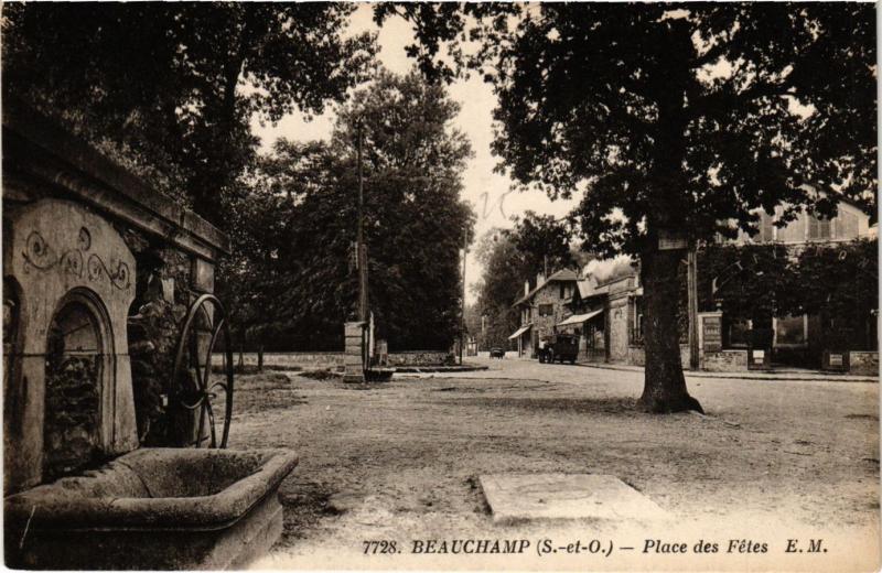 CPA BEAUCHAMP - Place des Fetes (380361)