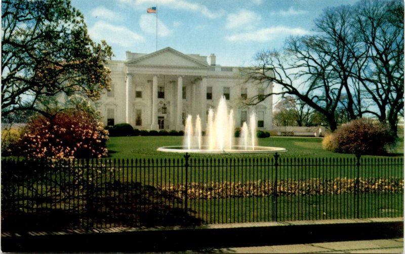 Postcard of White House: Home of U.S. Presidents