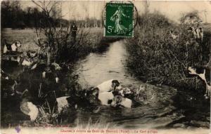 CPA Chasses a courre en foret de BRETEUIL - Le Cerf a l'eau (392764)