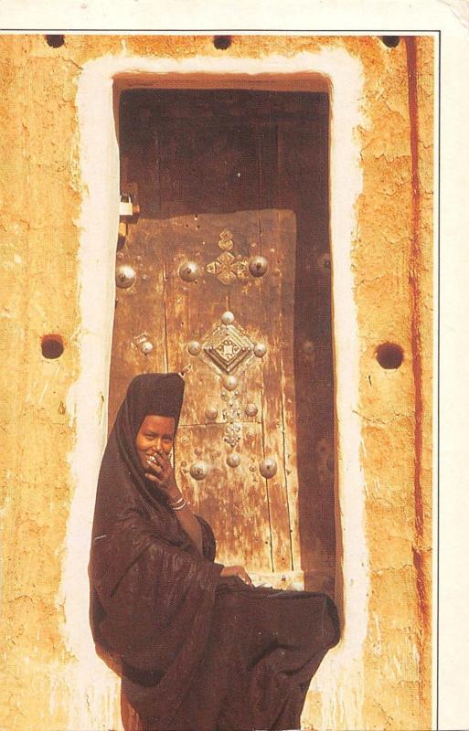 BR46376 Mauritainne assse sur le pas de sa porte a Oualata    Mauritania