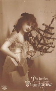 BG8334 girl with tree and gifts   weihnachten christmas greetings germany