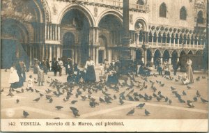 RPPC Venezia Venice - Scorcio di S. Marco, Coi Piccioni 1900s - Feeding Pigeons
