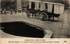 CPA L'ORAGE DU 15 JUIN a PARIS (8e) La Tapissiere, le Taximetre, trou (199836)