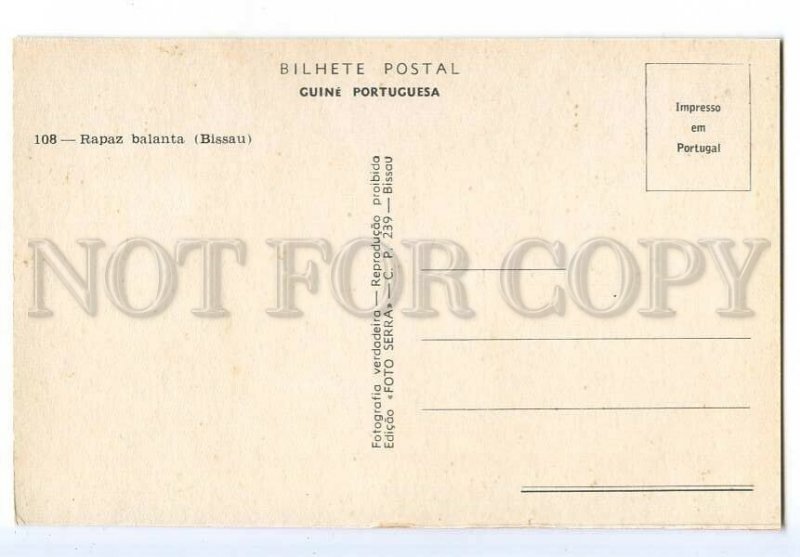 497251 Portuguese Guinea local types boy making basket Foto Serra Bissau