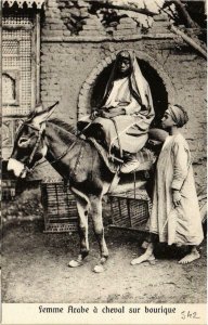 CPA AK Femme Arabe a cheval sur bourique EGYPT (823044)