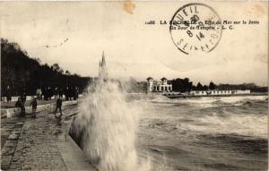 CPA La ROCHELLE - Effet de Mer sur la Jetée - Un Jour de Tempéte (354505)