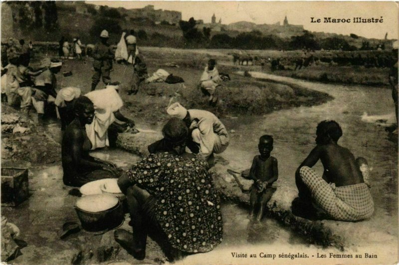 CPA AK Visite au Camp senegalais. Les Femmes au Bain MAROC (825221)