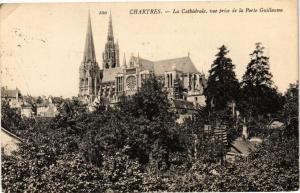 CPA CHARTRES-La Cathédrale vue prise de la Porte Guillaume (177801)