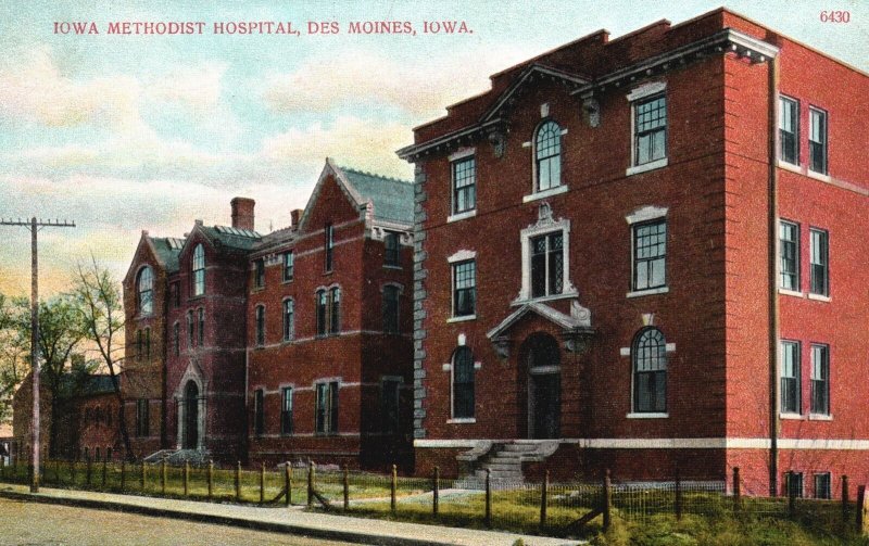Methodist Hospital Main Road View Landmark Des Moines Iowa IA Postcard