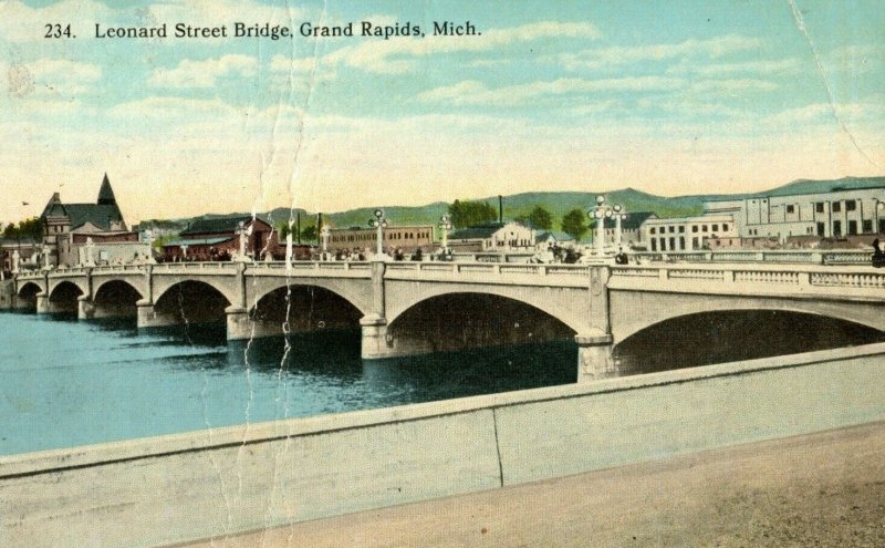 C.1910 Leonard Street Bridge, Grand Rapids, Mich. Postcard P173