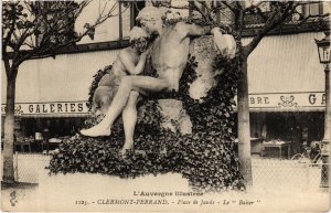 CPA CLERMONT-FERRAND Place de Jaude - Le Baiser (1257425)