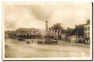 Old Postcard Landivisiau Place de l & # 39Eglise The Memorial and the covered...