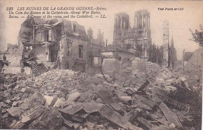 France Reims en Ruines Un Coin des Ruines et la Cathedrale