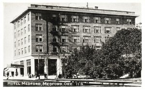 Vintage Postcard 1920's Hotel Medford Inn Building Street View Oregon OR 