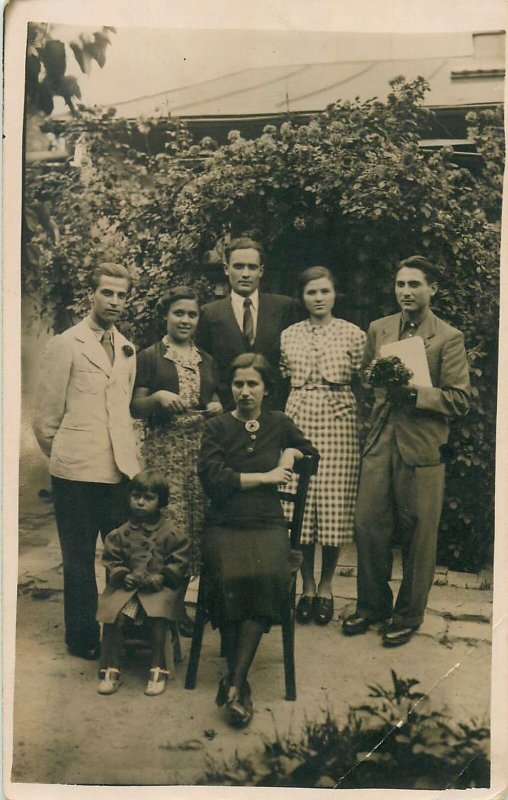 Postcard Social history XX Century portrait family in courtyard 1938