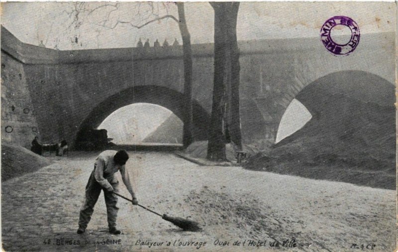 CPA PARIS 4e Balayeur a l'ouvrage.Quai de Hotel de Ville (445549)