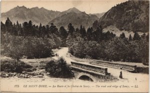 CPA Le MONT-DORE-La Route et la CHAINE de SANCY (46566)